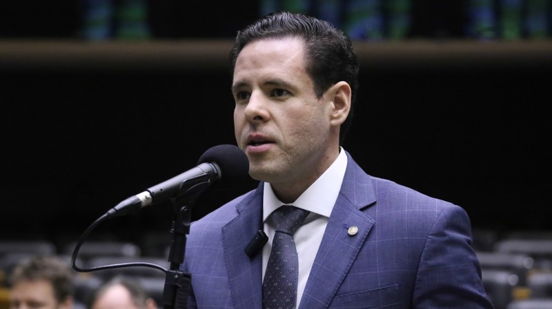 Voto de Rodrigo Valadares contra projeto dos combustíveis reacende debate sobre posição do deputado em Sergipe