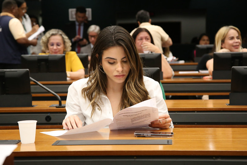 Projeto de Yandra Moura cria Estatuto para mães solo e provoca debate sobre direitos e responsabilidade do Estado