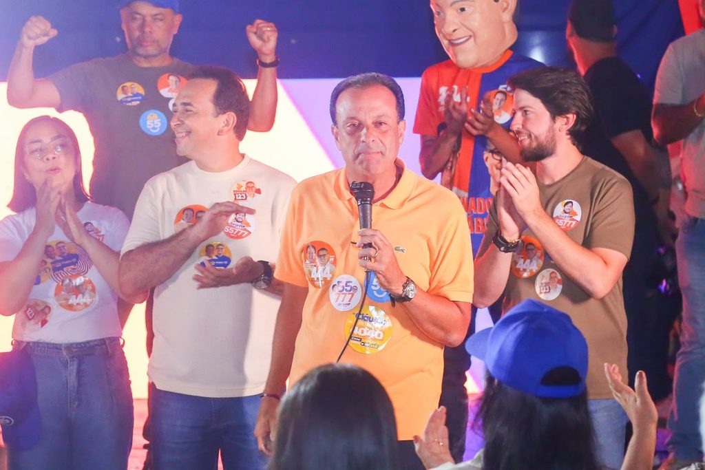 André Moura resgata obras de pavimentação em Aracaju e apresenta propostas para mulheres e famílias